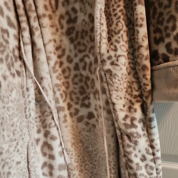 Natori Animal Print Plush Robe - Picture 8 of 8